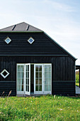 Holzhaus mit Sprossentüren