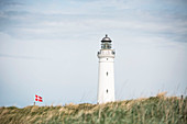 Leuchtturm und dänische Flagge