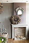 Kaminattrappe im Wohnzimmer mit rustikaler Eleganz