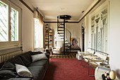Wohnzimmer im italienischen Stil mit Wendeltreppe und Architektur-Bild