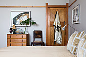 Schlafzimmer in Grau und Braun mit Art Deco Möbeln