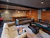 Langer Esstisch und verschiedene Sofas im modernen Architektenhaus