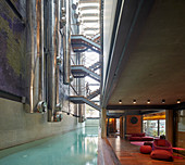Modernes Architektenhaus mit Rohren und Treppen über dem Pool
