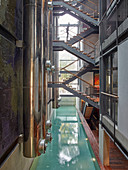 Modernes Architektenhaus mit Rohren und Treppen über dem Pool