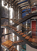 Offene Treppen aus Stahl und Holz im beleuchteten Architektenhaus