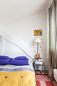 Schlafzimmer mit bunten Textilien und Boho-Flair