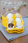 Kuchen in der Eierschale im gelb gestrichenen Eierkarton