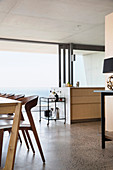 Esszimmer und offene Küche im modernen Architektenhaus