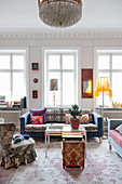 Bunte Möbel mit verschiedenen Mustern im Wohnzimmer