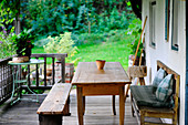 Holztisch und Bänke auf Veranda