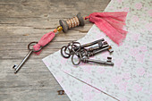 Schlüsselanhänger aus einer Garnrolle und alte Schlüssel