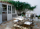 Gedeckter Tisch auf mediterraner Terrasse im Sommer
