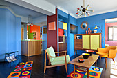 Offener Wohnbereich mit blauen Wänden und Retro Möbeln