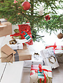 Verpackte Geschenke unter dem Weihnachtsbaum