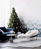 Weihnachtsbaum in Zimmerecke mit gemütlichen Sitzmöbeln