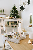Weihnachtlich dekorierter Wohnraum mit Lounge und Essbereich