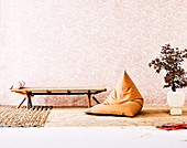 Tagesbett, Sitzsack und japanischer Ahornbaum vor tapezierter Wand