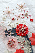 Romantische Weihnachtsdeko mit Sternen aus Perlen und Papier