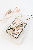 DIY-Grußkarte mit Nagellack marmoriert