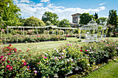 Gartenanlage mit Rosen und romantischem Pavillon