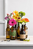 Blumen in Bierflaschen als Vase