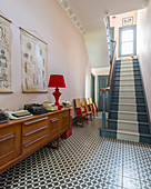 Eingangsbereich mit gemustertem Boden und Treppe im Altbau