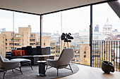 Elegante Lounge in Grautönen in Penthouse mit Fensterfront