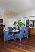 Stühle mit blauen Hussen um Esstisch