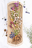 Getrocknete Blumen in einer Schale aus Holz