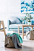 DIY-Lederkorb für Decken, im Hintergrund Coffeetable und hellblaues Polstersofa