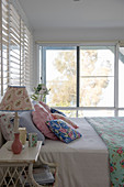 Romantisches Schlafzimmer im Shabby Chic mit geblümten Textilien