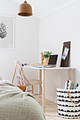 Schreibtisch im hellen Schlafzimmer im Skandinavischen Stil