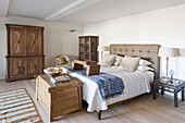 Colonial-style bedroom in shades of brown