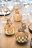 Leuchtende Porzellankugeln mit lustiger Tierfigur zu Weihnachten