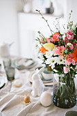 Bunter Blumenstrauß auf dem Frühstückstisch zu Ostern