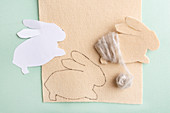 Instructions for making felt Easter bunny wound with woollen yarn