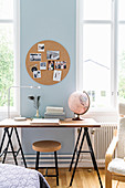 Runde Pinnwand aus Kork überm Schreibtisch auf Möbelböcken