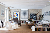 Künstlerischer Stilmix im Wohnzimmer mit Natursteinwand