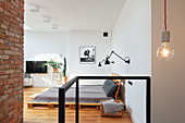 Palettenbett in Wohnraum mit Sichtmauerwerk und Loftcharakter