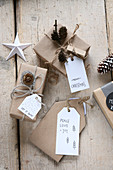 Verpackte Weihnachtsgeschenke mit verschiedenen Etiketten und Botschaften