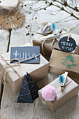 Verpackte Weihnachtsgeschenke mit Namensschildchen