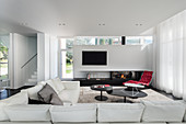 Elegantes Wohnzimmer mit Designermöbeln