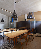 Küche aus Holz und Beton im experimentellen Architektenhaus
