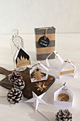 Selbstgebastelter Weihnachtsschmuck: kleine Häuschen aus Papier zum Aufhängen
