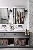 Waschtisch in Grau mit zwei Waschbecken und Aufbewahrungskörben