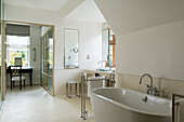 Modernes Badezimmer in Weiß mit tiefer Badewanne und schwenkbaren Spiegeln