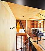 Blick auf Treppenhaus und Wohnbereich mit Holzverkleidung im Architektenhaus