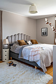 Elegantes Schlafzimmer in Grau und Weiß mit Boho-Flair