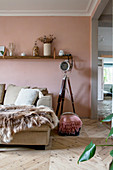 Alte Fotografenlampe vor rosa Wand im Wohnzimmer