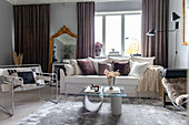Elegantes Wohnzimmer mit femininer und glamouröser Deko